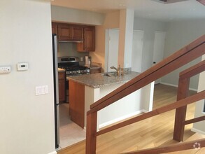 Building Photo - Pacific Beach 2/2.5 Condo - Garage - Priva...