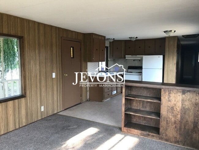 Building Photo - Experience this inviting Tieton home - Flexible short-term and long-term leases