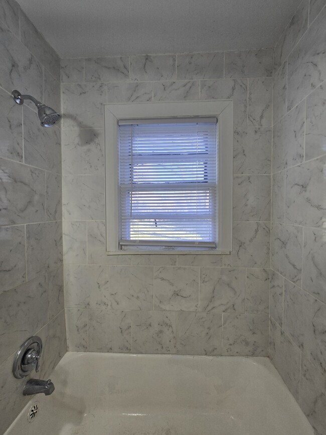 Building Photo - 1642 N Erie St