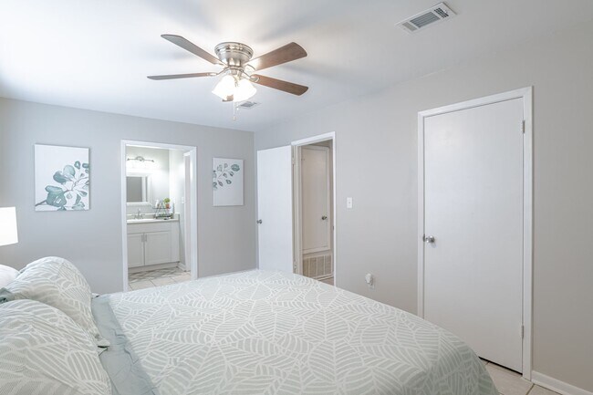 Building Photo - Centrally Located 1 Bed/1 Bath Coastal Condo