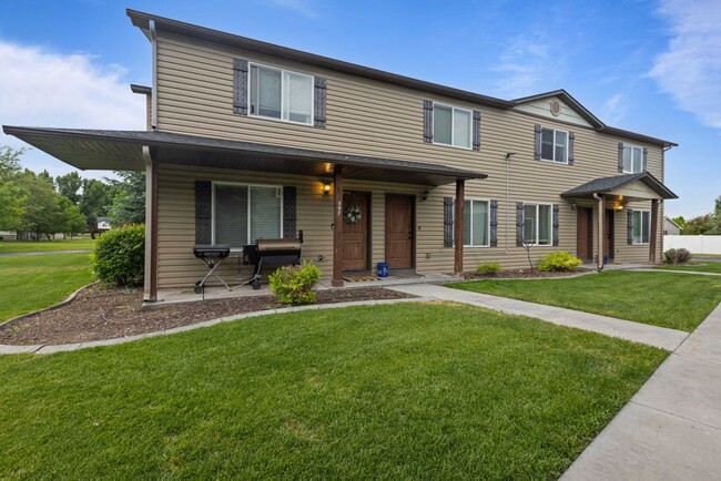 Building Photo - DARLING - 2 Bed 1.5 Bath Townhome in the M...