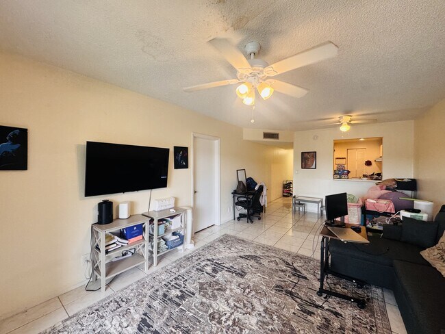 Building Photo - 8025 S Colony Cir