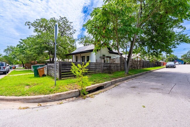 Building Photo - Urban Charm Meets Modern Living in the Heart of East Austin!
