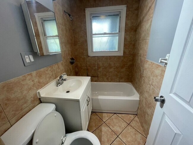 Building Photo - 77 Fox St