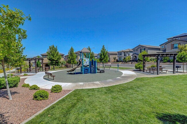 Building Photo - Stunning 3 Bedroom in Skye Canyon Master P...