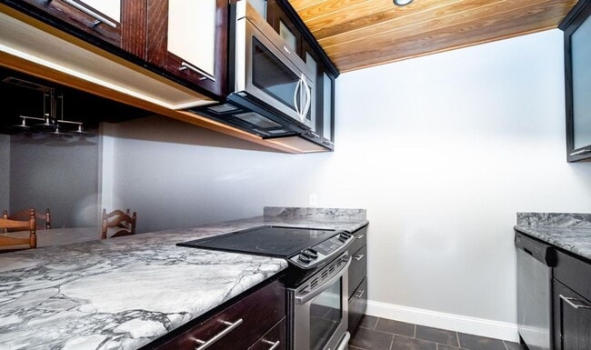 Building Photo - Beautifully Remodeled Condo on Deerfield G...