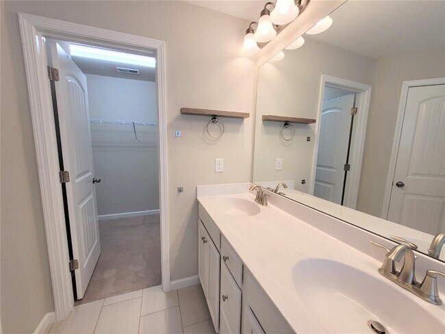 Building Photo - 881 Sunset Park Dr