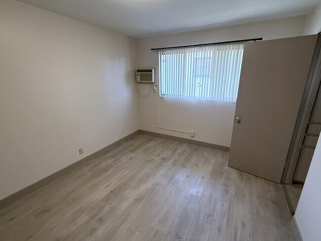 Building Photo - 519 Linwood Ave