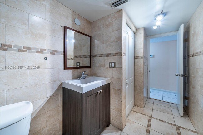 Building Photo - 3100 Riverside Dr