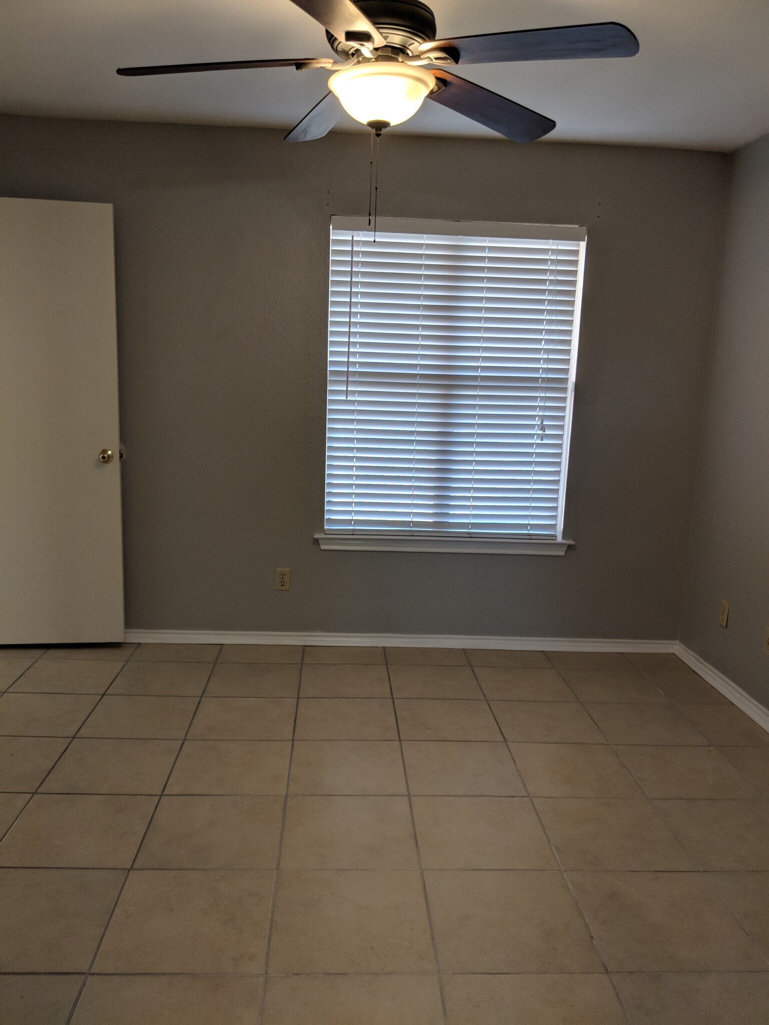 Building Photo - 711 Hillcrest Ct