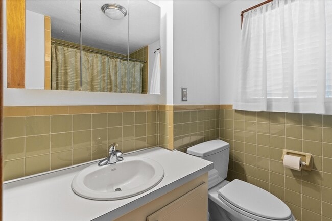 Building Photo - 182 Safford St