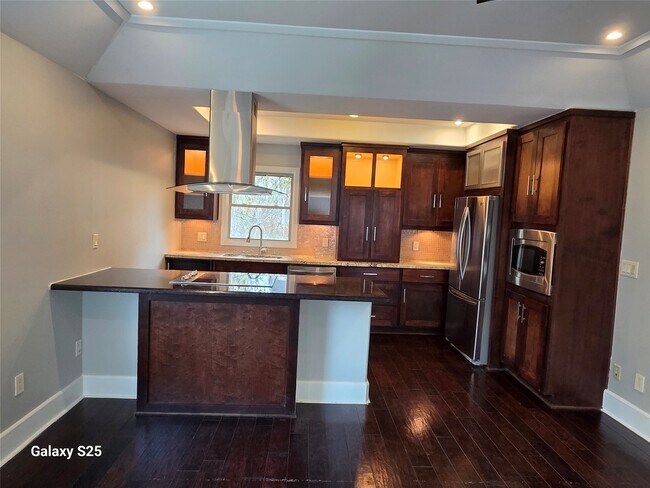 Building Photo - 102 E 5th St