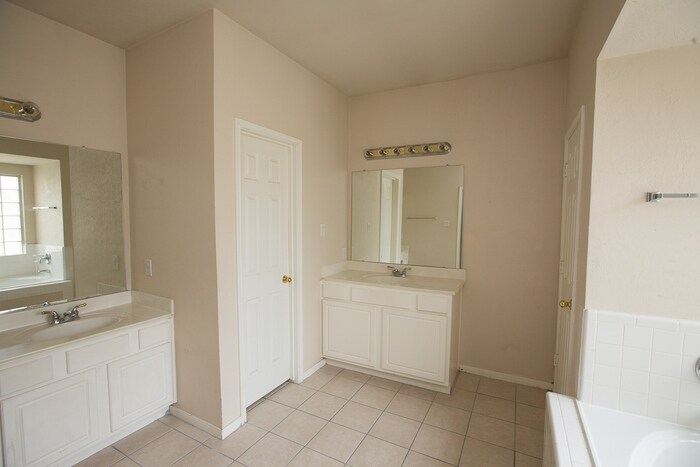 Building Photo - 15535 Downford Dr