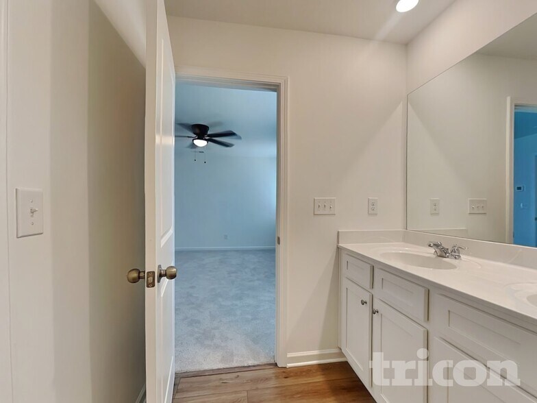 Building Photo - 2464 Lennox Rd SE