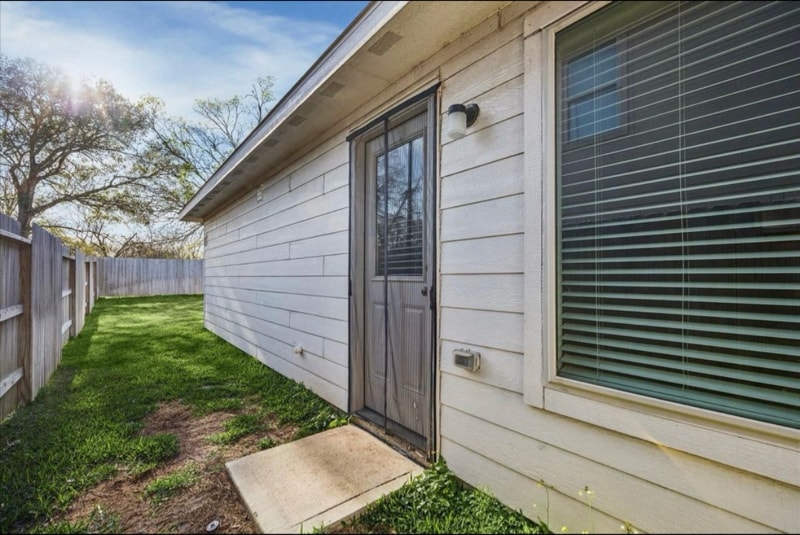 Building Photo - 329 Riverwood Village Ln