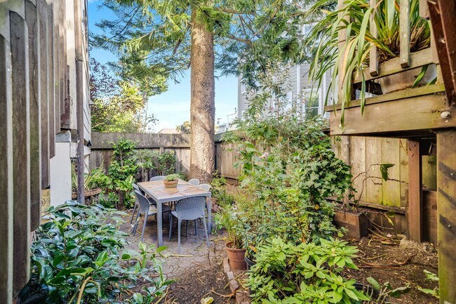 Building Photo - Cole Valley/Ashbury Heights: Remodeled Fla...