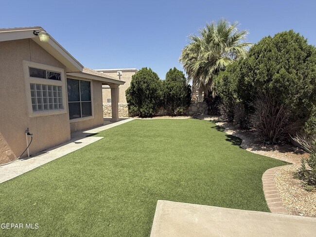 Building Photo - 12749 Tierra Salas Dr