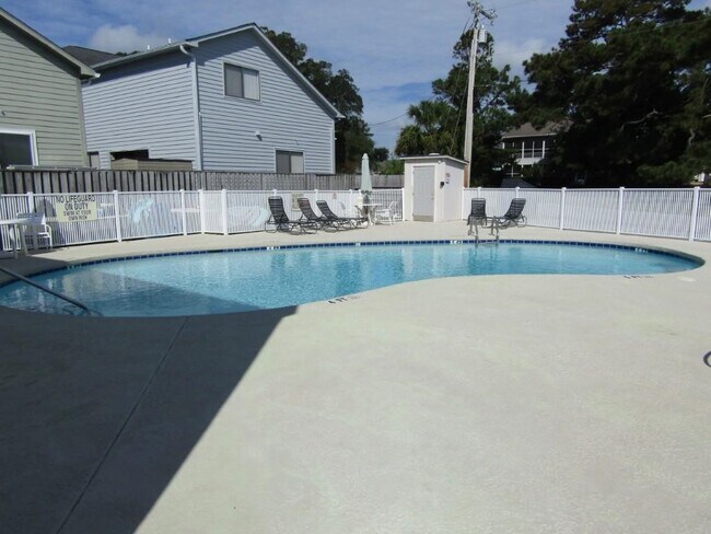 Building Photo - 2202 Perrin Dr