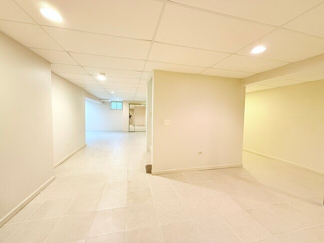Building Photo - 2318 River Woods Dr