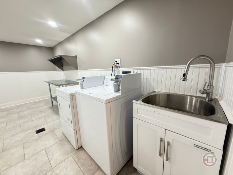 Building Photo - 1952 Ellis Ave