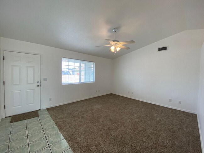 Building Photo - Great 3 Bedroom Home in Golden Valley on Pavement!