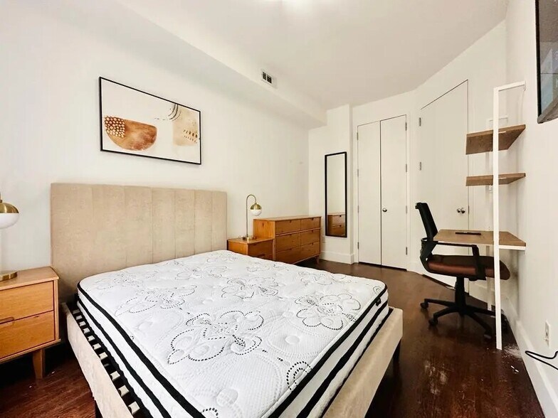 Building Photo - Furnished room/NOT APARTMENT