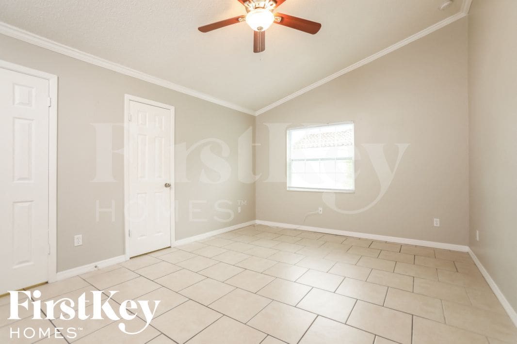 Building Photo - 2045 Houndslake Dr