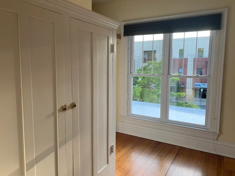 Building Photo - 620 N College Ave