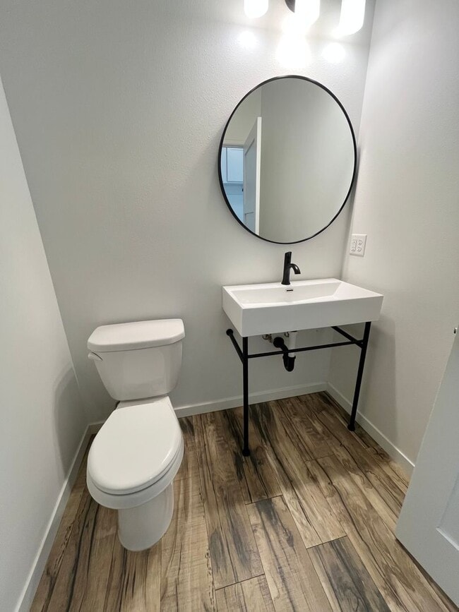 Building Photo - 4 Bed/3.5 Bath with 4 Stall Heated Garage!