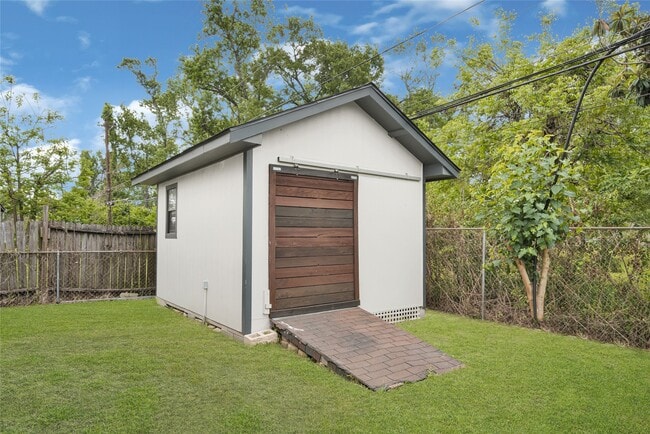 Building Photo - 710 Woodhue St