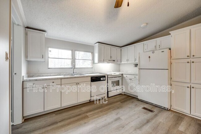Building Photo - 128 Summerglen Dr.