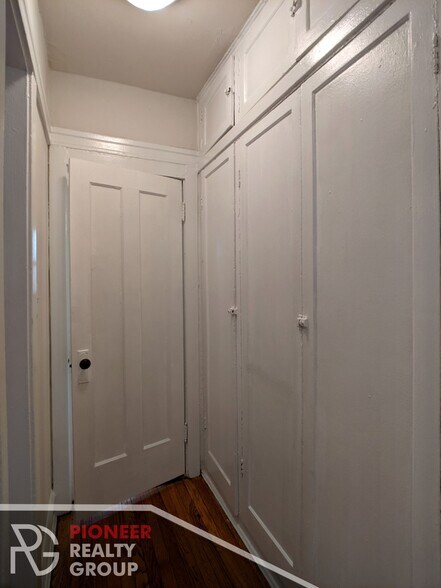 Building Photo - 534 W Cornelia Ave