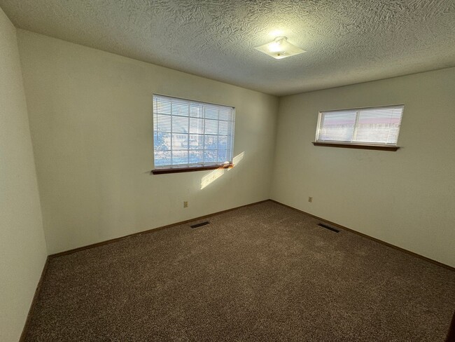 Building Photo - 3 bed, 2 bath, 2 car with 2 extra living s...