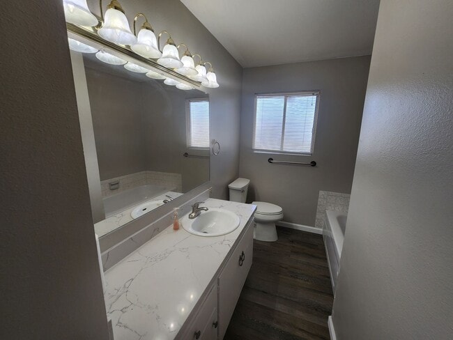 Building Photo - Beautiful Remodled, 3 Bedroom Home!