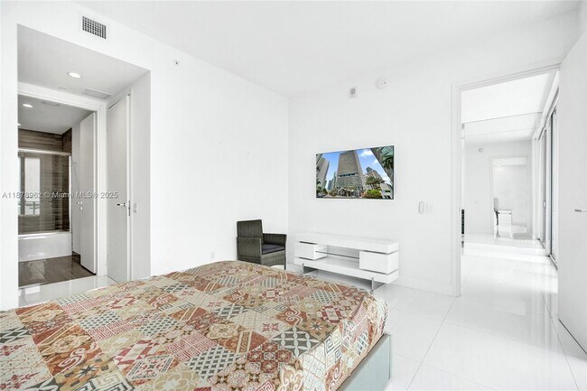 Building Photo - 1300 Brickell Bay Dr