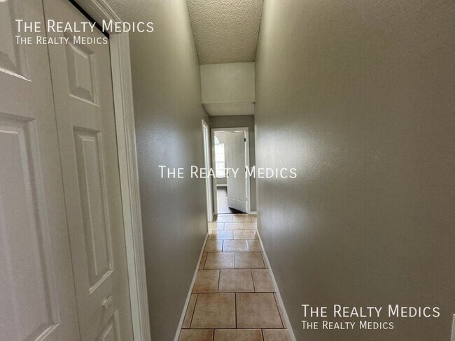 Building Photo - 1004 N Magee Creek Ct