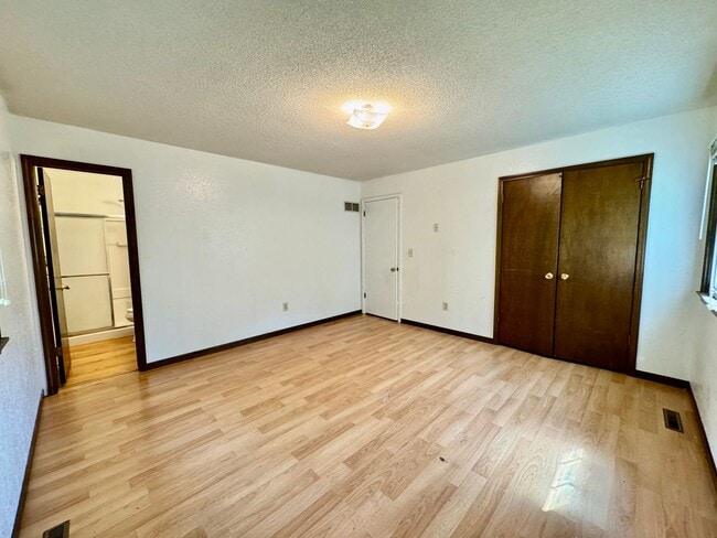 Building Photo - short term lease available