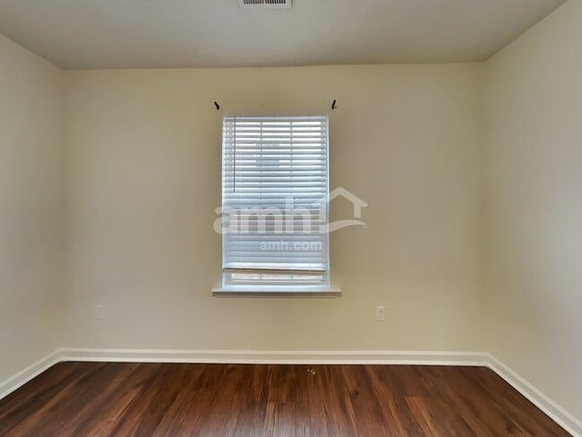 Building Photo - 200 Kingscreek Dr