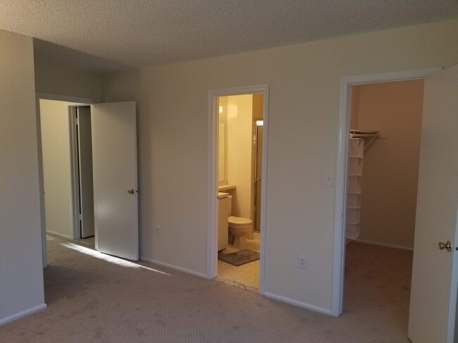 Building Photo - Updated, spacious, centrally located end-u...