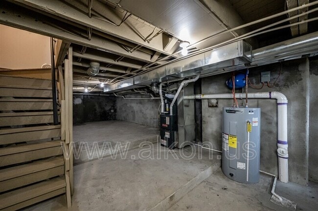 Building Photo - 554 Frayne St