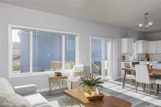 Building Photo - Great 3 Bedroom Single-Family Home in Urba...