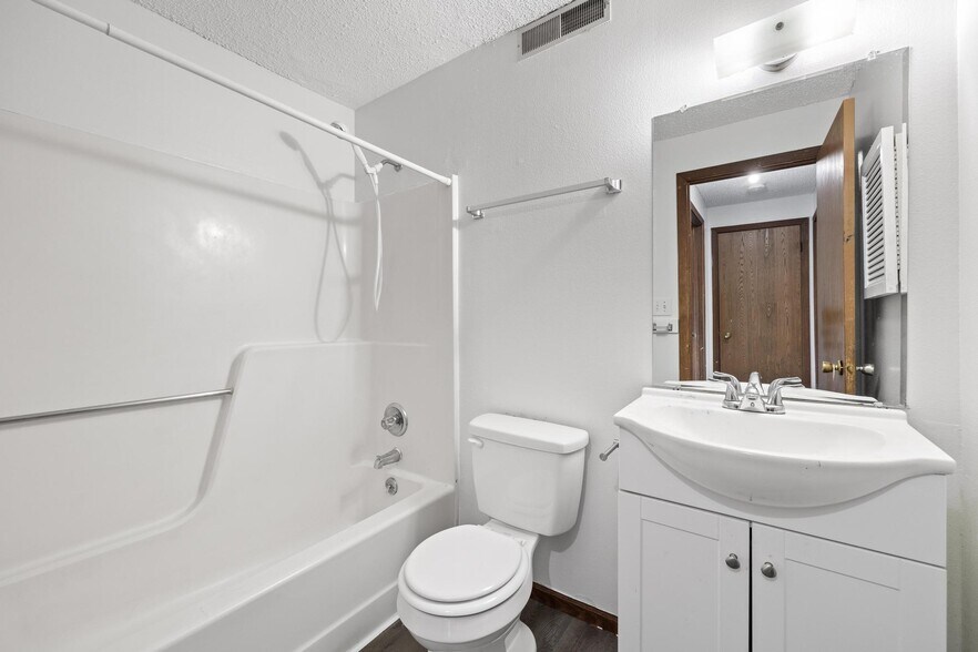 Building Photo - 740 Westwinds Dr