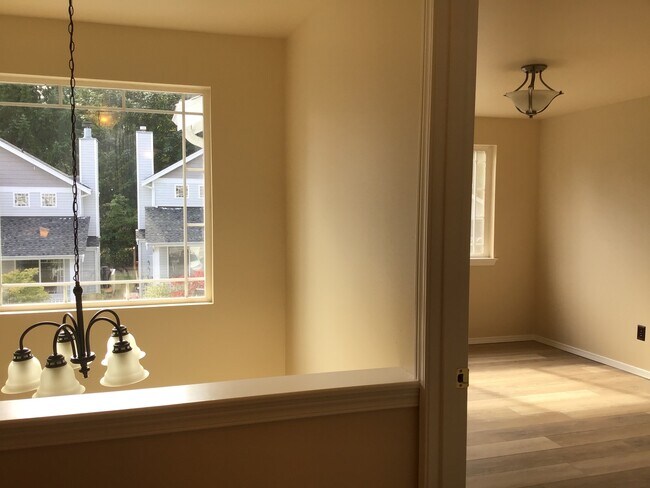 Building Photo - 2 Bed 2.5 Bath Townhouse with Lake access