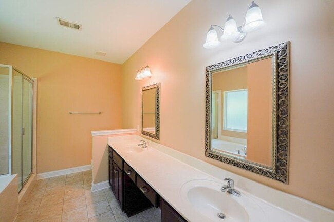 Building Photo - 252 Cottonham Ct