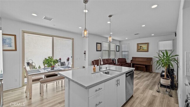 Building Photo - 16282 Meadowhouse Ave