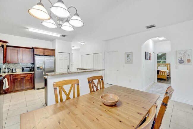 Building Photo - 1816 SW 21st St