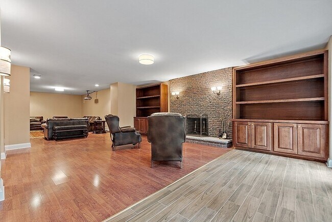 Building Photo - 451 Wellesley St