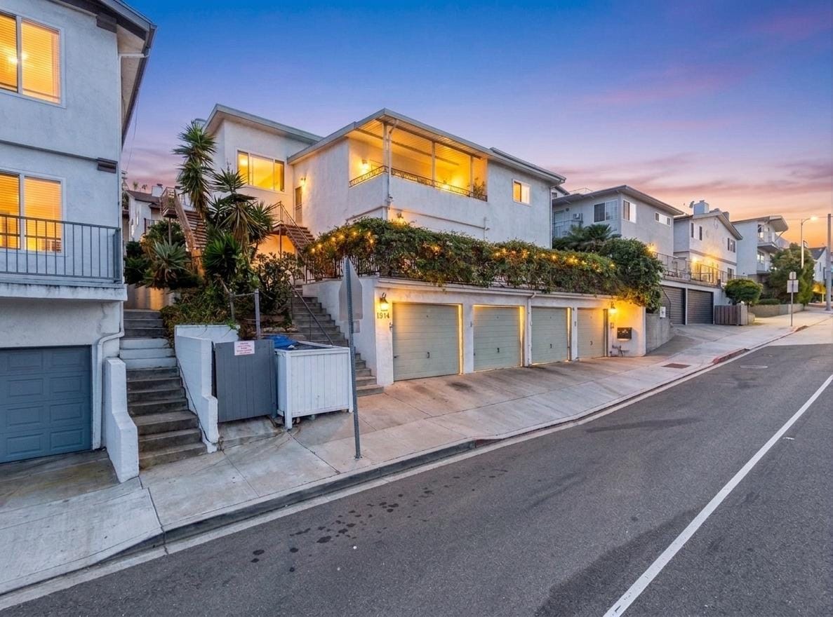 Building Photo - 1514 Manhattan Beach Blvd
