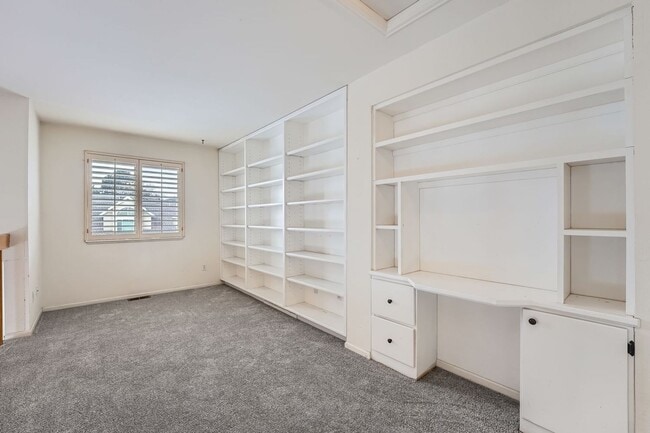 Building Photo - Beautiful Home in Aurora Available now! 2/2