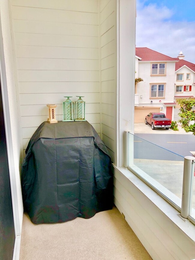 Building Photo - Beautifully Upgraded & Appointed End Condo...